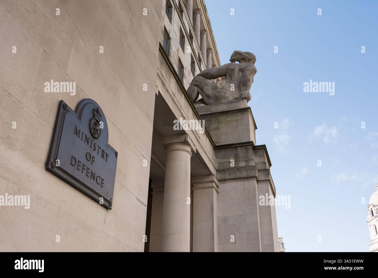 L'entrée du bâtiment du ministère de la Défense sur Whitehall, Londres, Angleterre, Royaume-Uni Banque D'Images