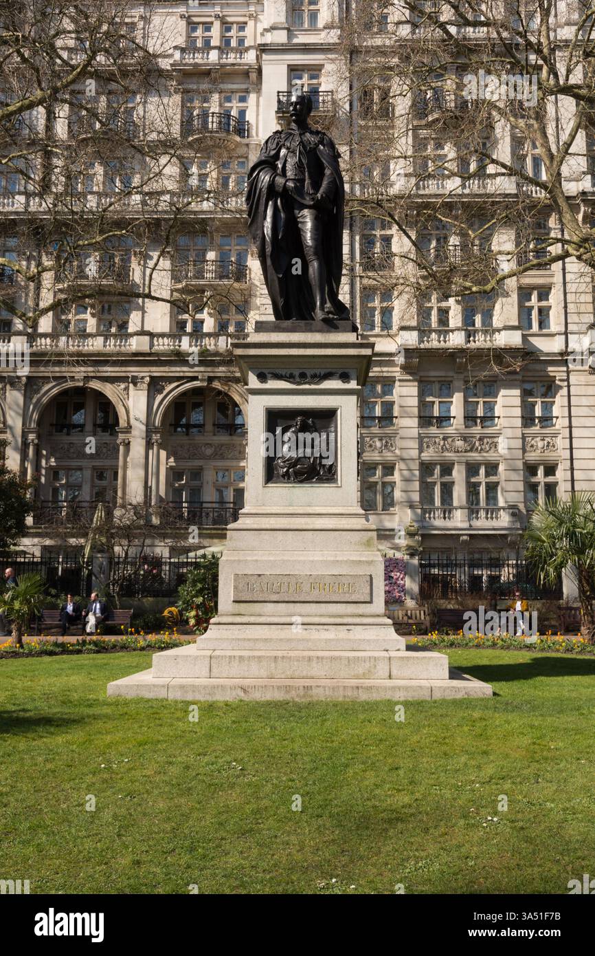 Statue de Thomas Brock de Sir Bartle Frere, Victoria Embankment, Londres, SW1, Angleterre, ROYAUME-UNI Banque D'Images