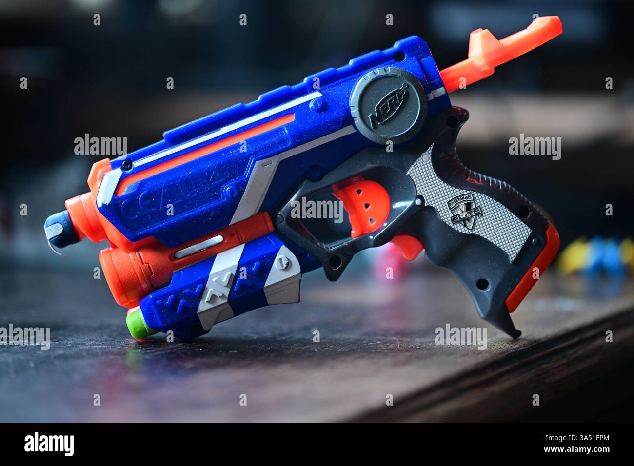 Vittsjö, Skåne, Suède. 16 mars 2025. Pistolet jouet en plastique. Banque D'Images