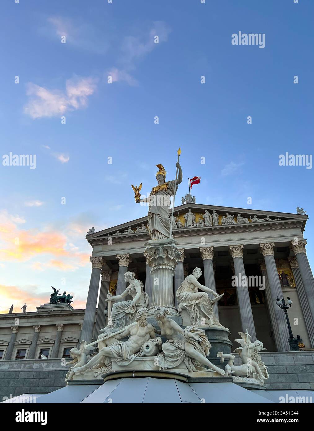 Vue sur le bâtiment du Parlement à Vienne avec le drapeau levé contre le ciel Banque D'Images