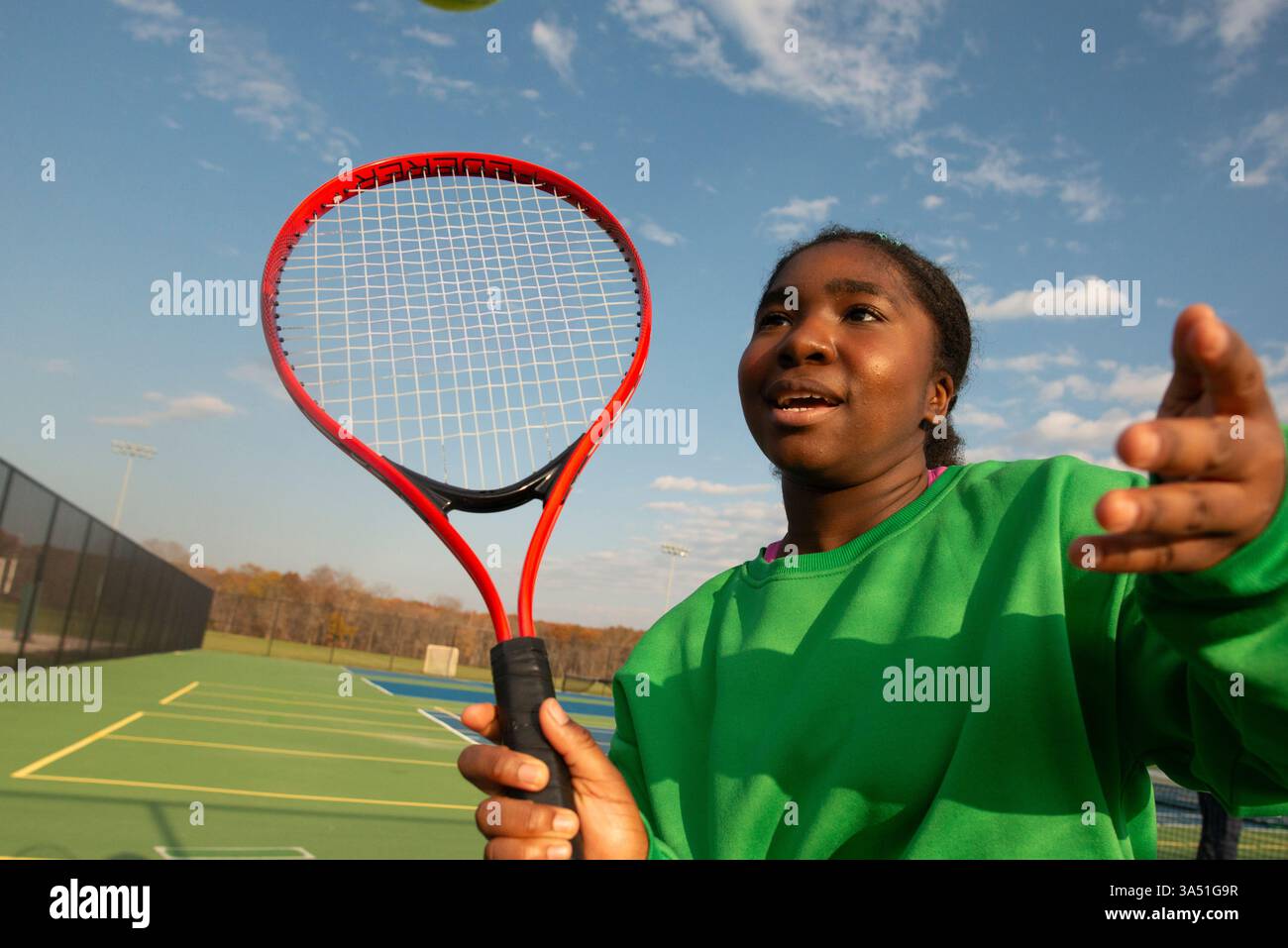 Scène dynamique montrant des jeunes jouant au racquetball et autres sports de raquette. L'action sur le terrain illustre la forme physique, le travail d'équipe et la vie active. Idéal pour les campagnes sportives des jeunes et les activités récréatives. Banque D'Images