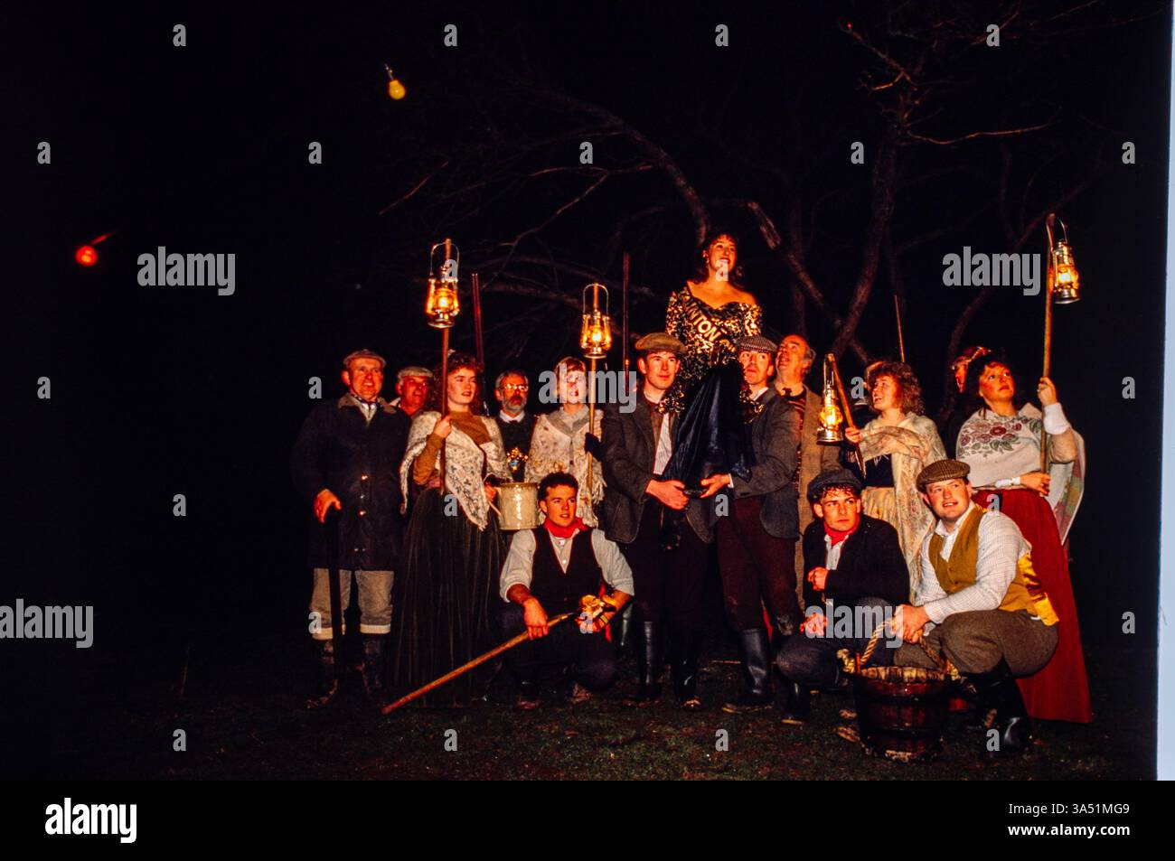 Somerset UK ; Wassailers chantent des chants de wassail aux pommiers lors d'une cérémonie ancienne pour promouvoir une bonne saison de la pomme pour la fabrication du cidre, 1987 Banque D'Images