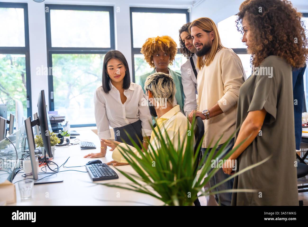 Groupe diversifié de gens d'affaires travaillant ensemble à l'aide de l'ordinateur dans le bureau Banque D'Images