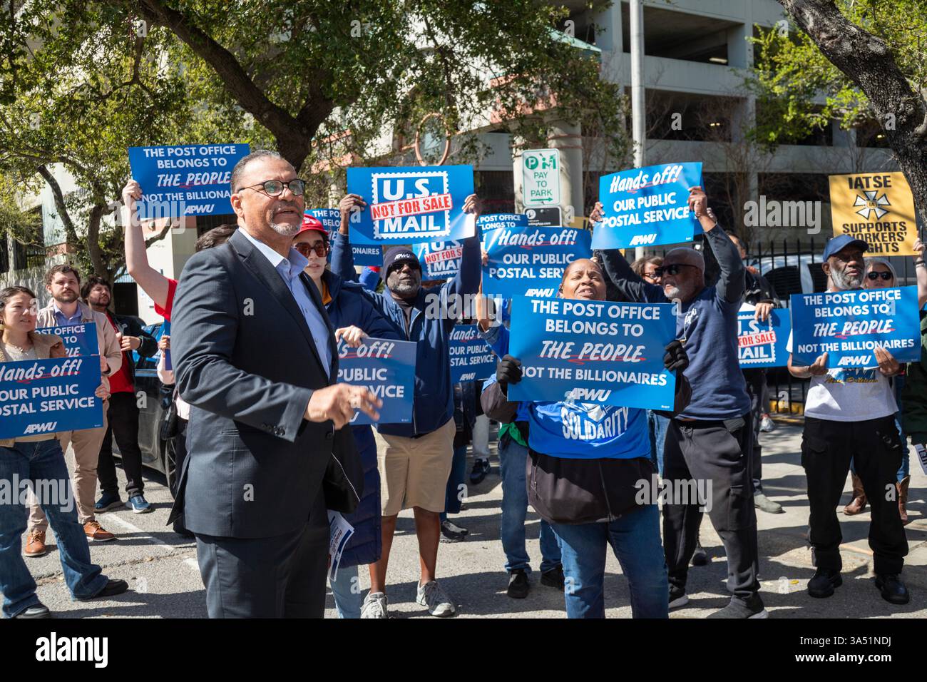 Nouvelle-Orléans, Louisiane, États-Unis. 20 mars 2025. Les postiers et les partisans de tout le pays se sont ralliés pour empêcher l’administration Trump de dépouiller le service postal américain de son indépendance et éventuellement de le privatiser. L’American postal Workers Union affirme que cela pourrait entraîner une hausse des prix, une réduction du service et la destruction de dizaines de milliers d’emplois syndicaux. Le conseiller municipal de la Nouvelle-Orléans Oliver Thomas a parlé en faveur des postiers. Thomas est candidat à la mairie de la ville. Crédit : Jim West/Alamy Live News Banque D'Images
