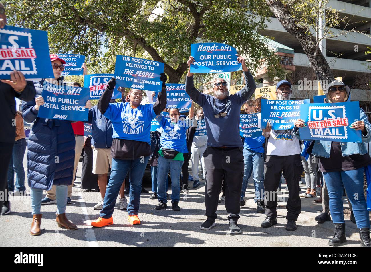 Nouvelle-Orléans, Louisiane, États-Unis. 20 mars 2025. Les postiers et les partisans de tout le pays se sont ralliés pour empêcher l’administration Trump de dépouiller le service postal américain de son indépendance et éventuellement de le privatiser. L’American postal Workers Union affirme que cela pourrait entraîner une hausse des prix, une réduction du service et la destruction de dizaines de milliers d’emplois syndicaux. Crédit : Jim West/Alamy Live News Banque D'Images