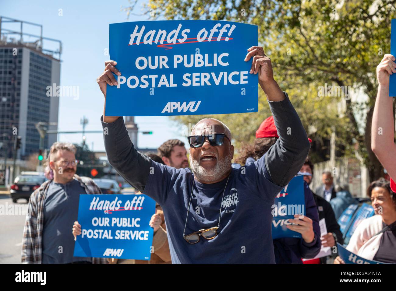Nouvelle-Orléans, Louisiane, États-Unis. 20 mars 2025. Les postiers et les partisans de tout le pays se sont ralliés pour empêcher l’administration Trump de dépouiller le service postal américain de son indépendance et éventuellement de le privatiser. L’American postal Workers Union affirme que cela pourrait entraîner une hausse des prix, une réduction du service et la destruction de dizaines de milliers d’emplois syndicaux. Le président de l'APWU de la Nouvelle-Orléans, Leroy Chapman, Jr., a dirigé la manifestation. Crédit : Jim West/Alamy Live News Banque D'Images