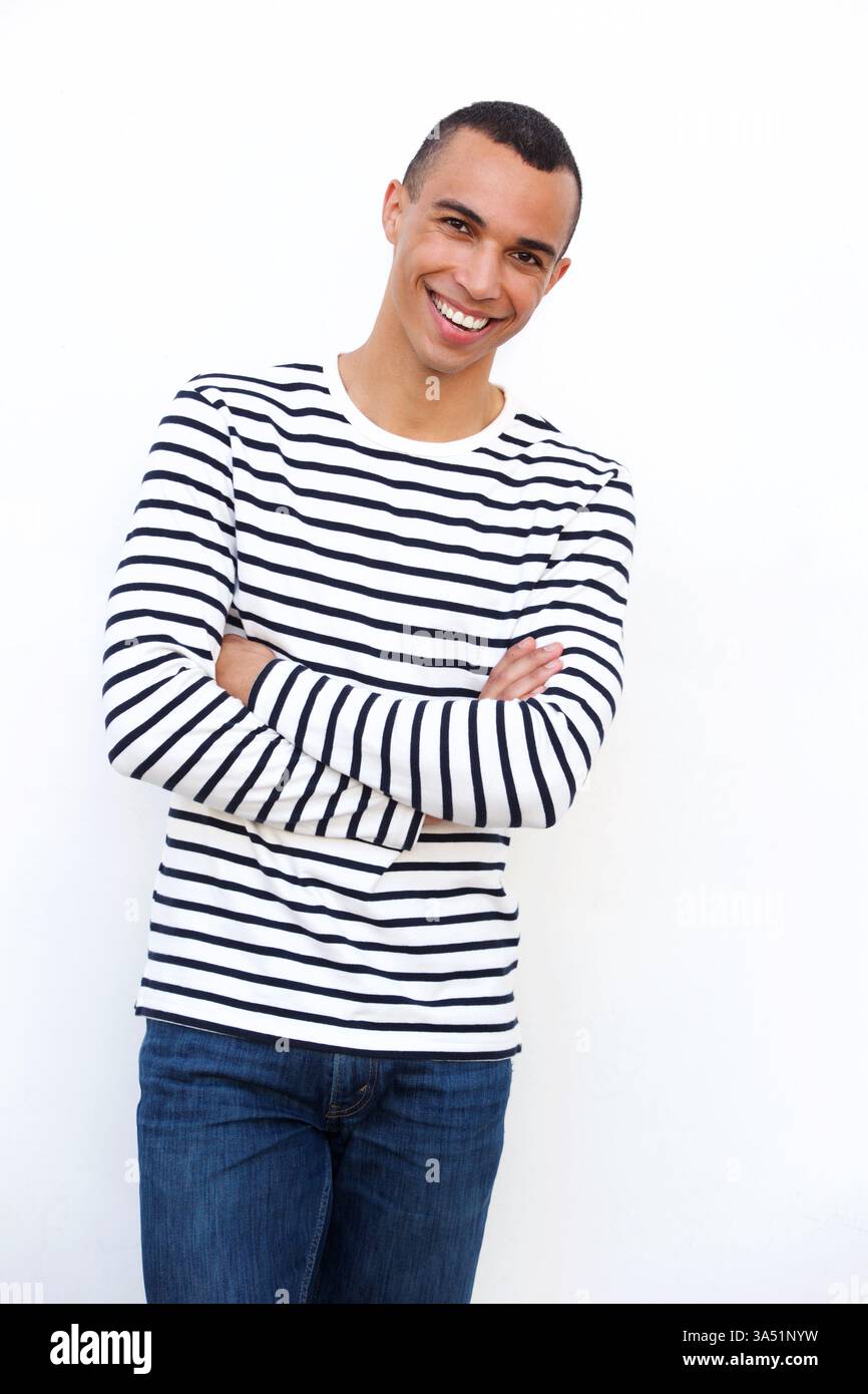 Portrait d'un beau jeune homme souriant avec les bras croisés sur un fond blanc propre. Un portrait polyvalent de style de vie ou de mode adapté à la marque d'entreprise ou aux profils personnels. Banque D'Images