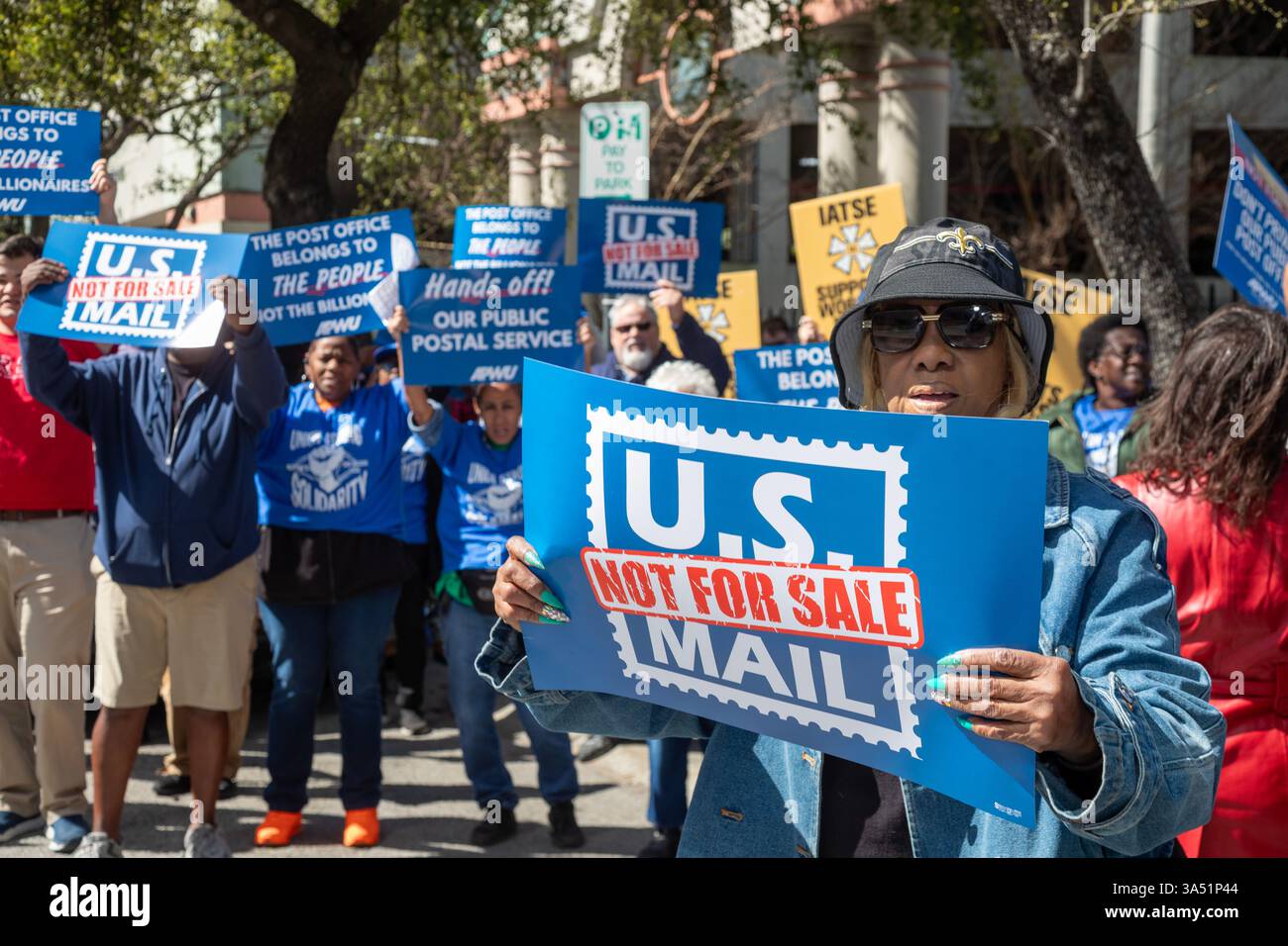 Nouvelle-Orléans, Louisiane, États-Unis. 20 mars 2025. Les postiers et les partisans de tout le pays se sont ralliés pour empêcher l’administration Trump de dépouiller le service postal américain de son indépendance et éventuellement de le privatiser. L’American postal Workers Union affirme que cela pourrait entraîner une hausse des prix, une réduction du service et la destruction de dizaines de milliers d’emplois syndicaux. Crédit : Jim West/Alamy Live News Banque D'Images