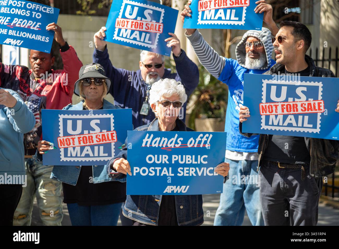 Nouvelle-Orléans, Louisiane, États-Unis. 20 mars 2025. Les postiers et les partisans de tout le pays se sont ralliés pour empêcher l’administration Trump de dépouiller le service postal américain de son indépendance et éventuellement de le privatiser. L’American postal Workers Union affirme que cela pourrait entraîner une hausse des prix, une réduction du service et la destruction de dizaines de milliers d’emplois syndicaux. Crédit : Jim West/Alamy Live News Banque D'Images