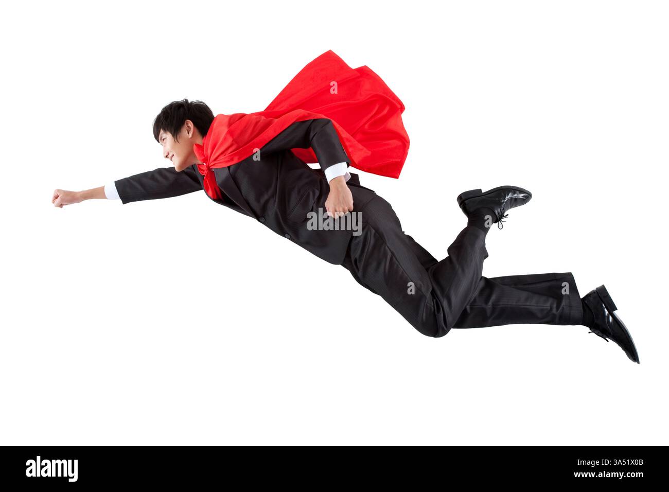 Portrait d'un joyeux professionnel chinois habillé comme un super-héros. Concept créatif mêlant affaires et fantaisie, avec une cape et des accents rouges. Studio Shot sur fond blanc le rend polyvalent pour les campagnes de motivation et de marque. Banque D'Images
