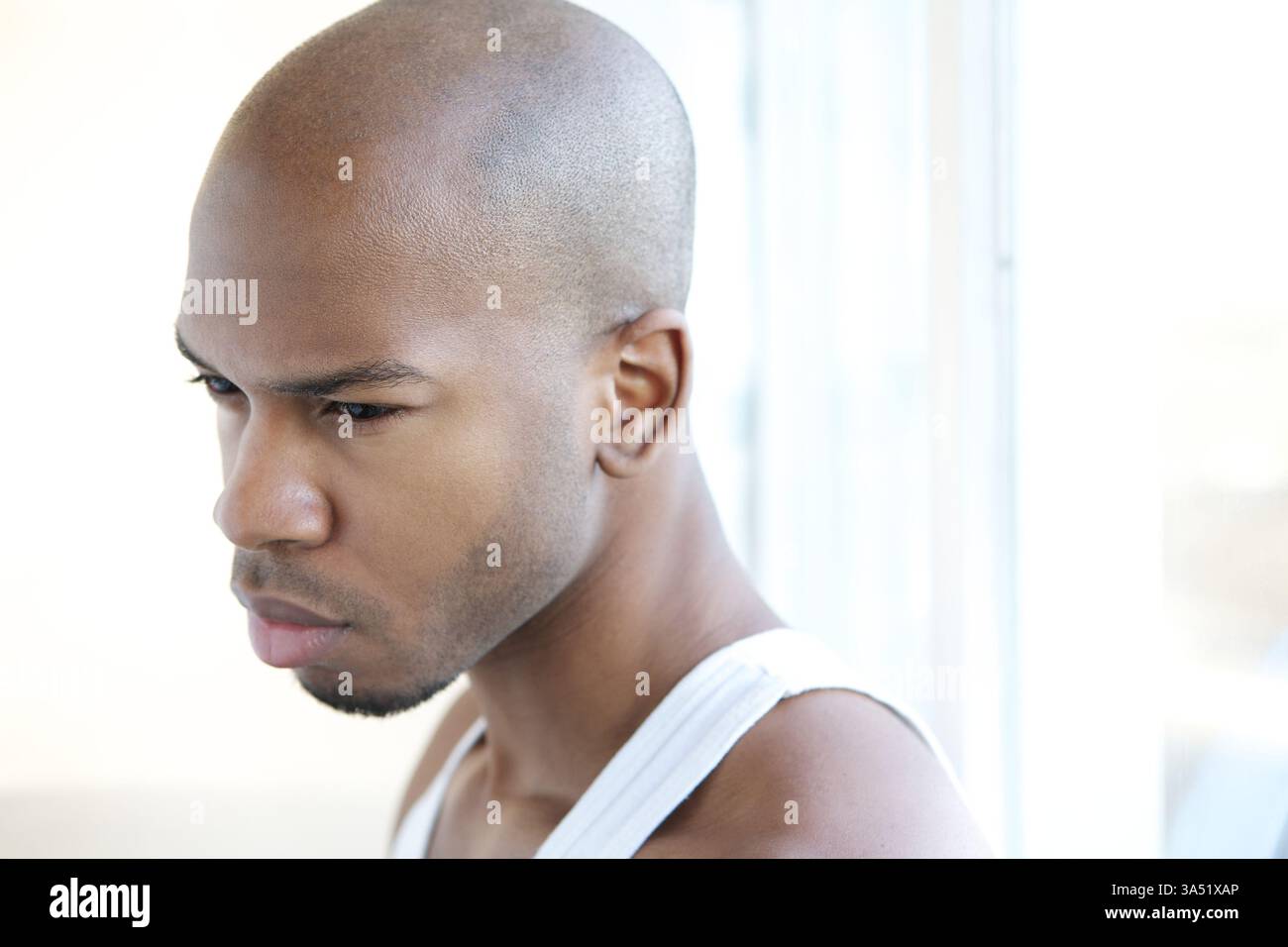 Portrait en gros plan d'un beau jeune homme, capturant un look confiant et élégant. Ce portrait de style de vie fonctionne bien pour la mode, l'image de marque personnelle et les campagnes de modèles masculins modernes. Banque D'Images