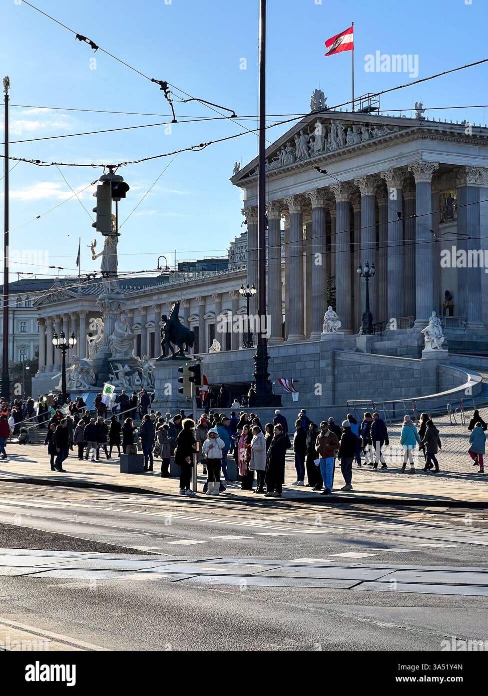 Vue des manifestants près du bâtiment du Parlement autrichien Banque D'Images