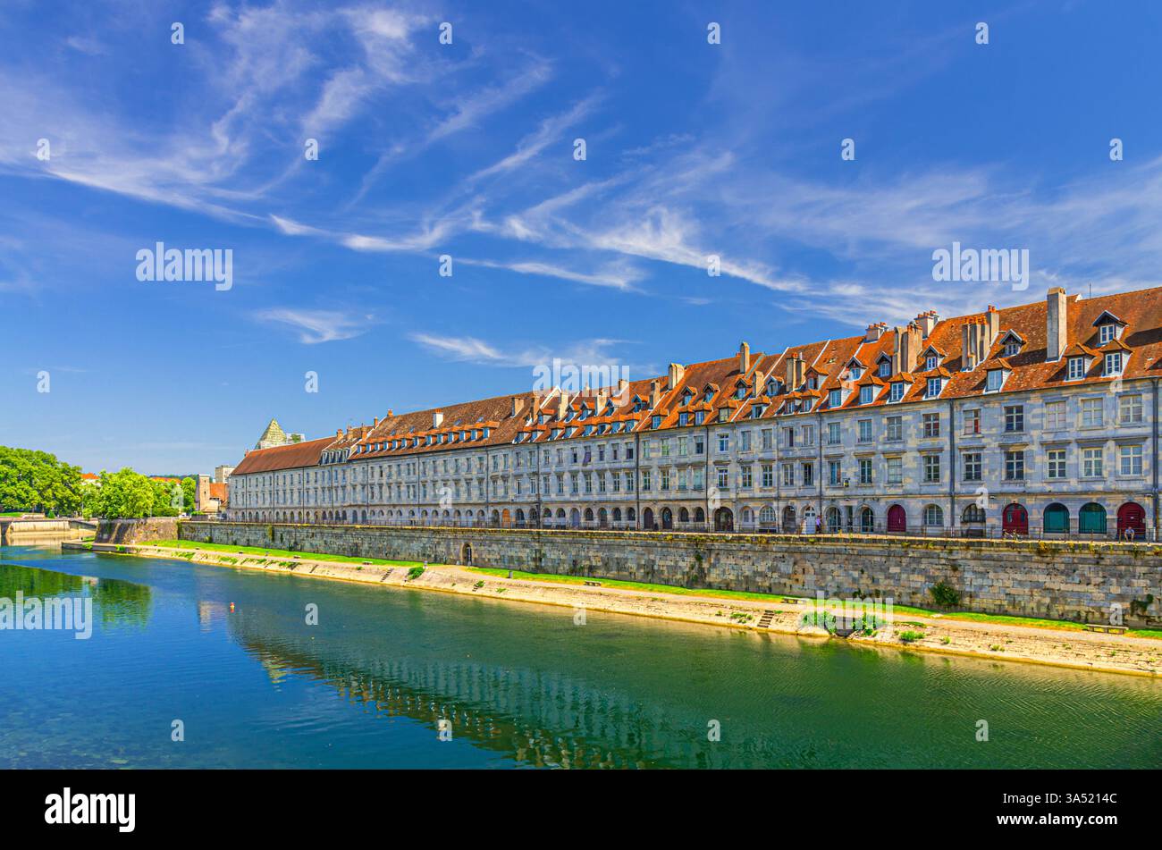 Quai Vauban Doubs quai River talus avec rangée de bâtiments médiévaux maisons dans le vieux centre ville de Besançon, la boucle de Besançon centre historique ville de su Banque D'Images