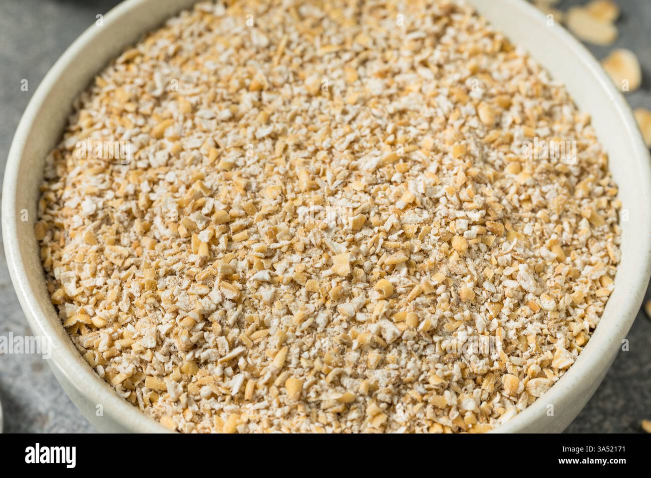 Avoine bio Dry Quick Steel Cut dans un bol pour flocons d'avoine Banque D'Images