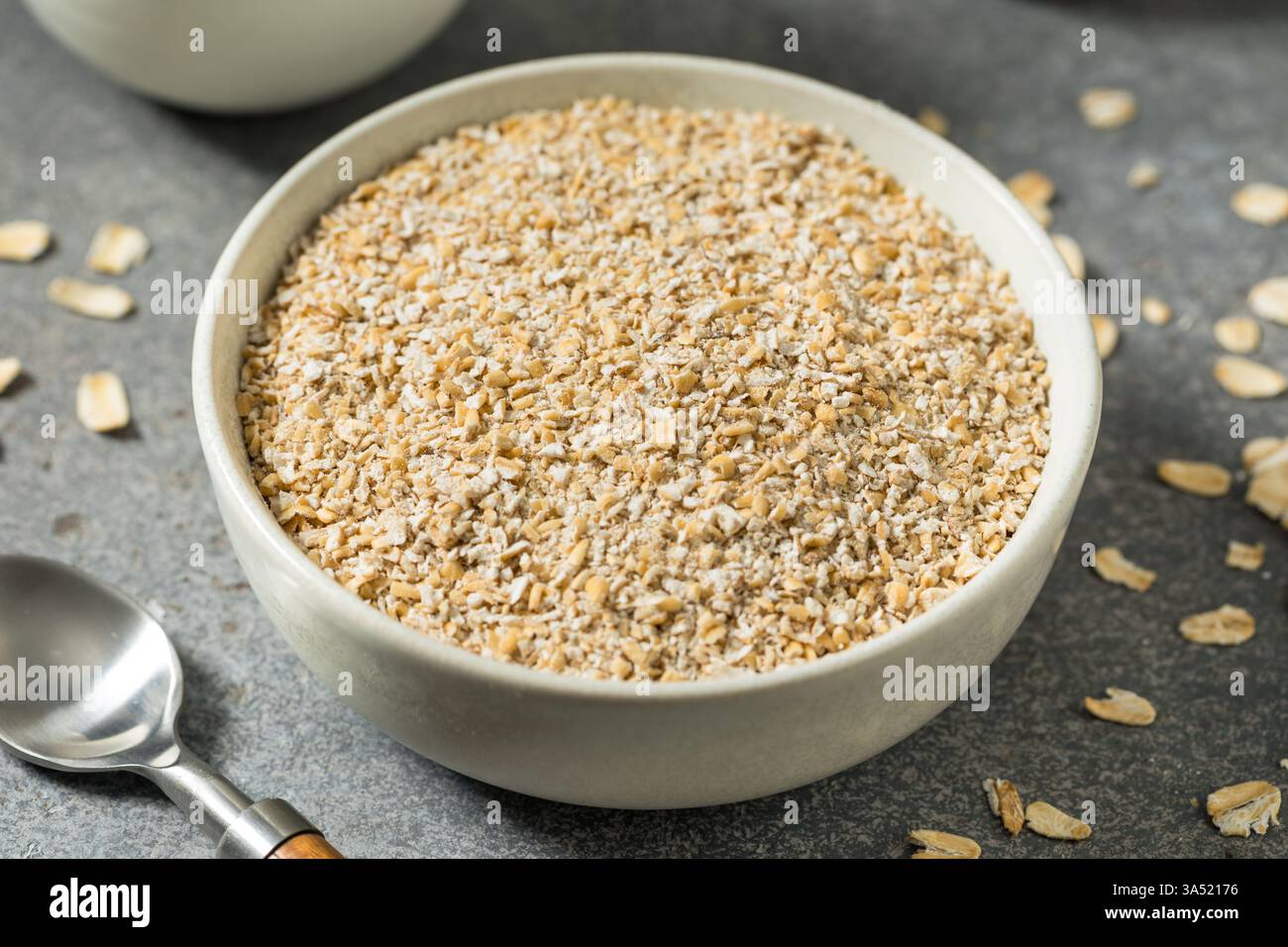 Avoine bio Dry Quick Steel Cut dans un bol pour flocons d'avoine Banque D'Images