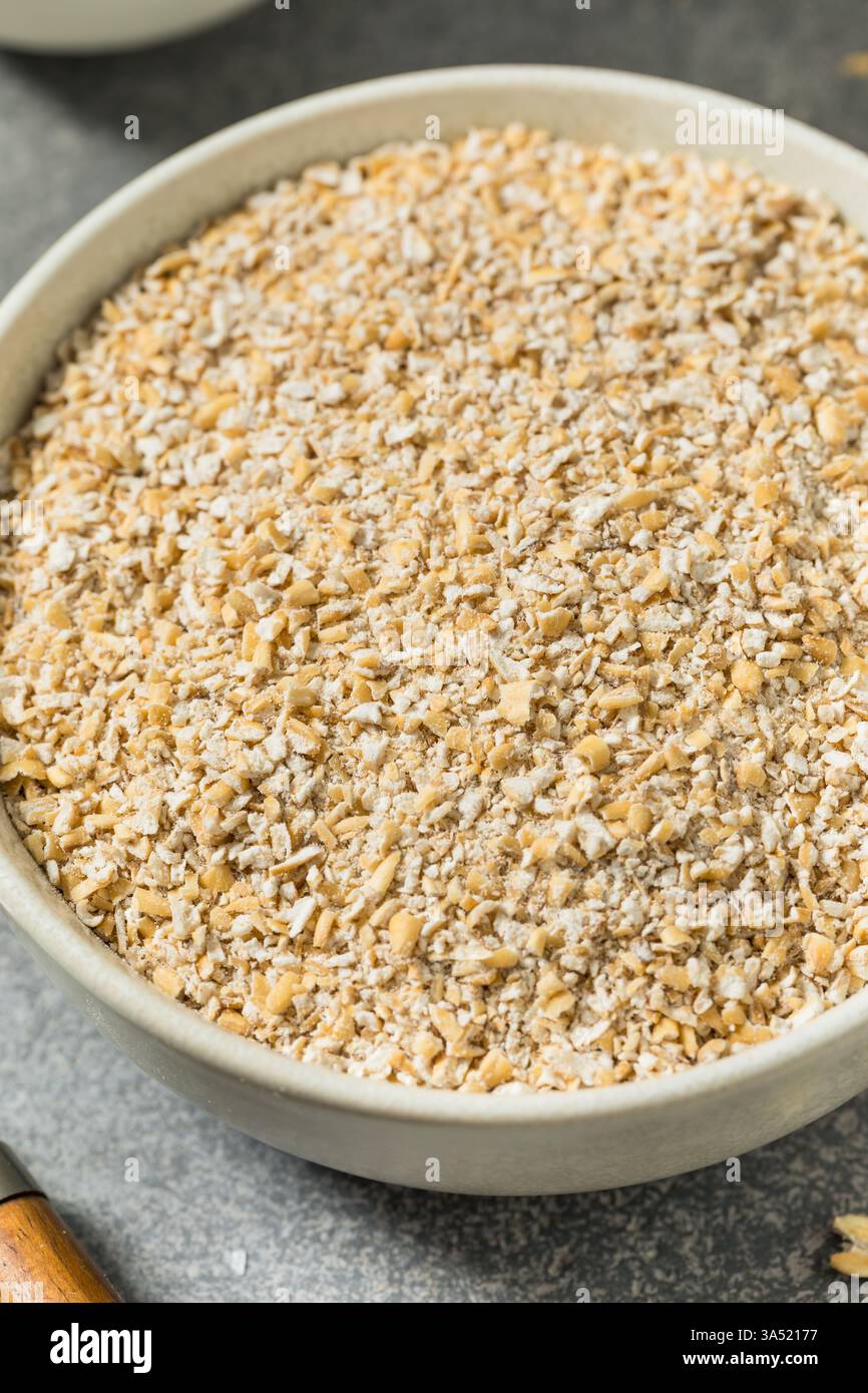 Avoine bio Dry Quick Steel Cut dans un bol pour flocons d'avoine Banque D'Images