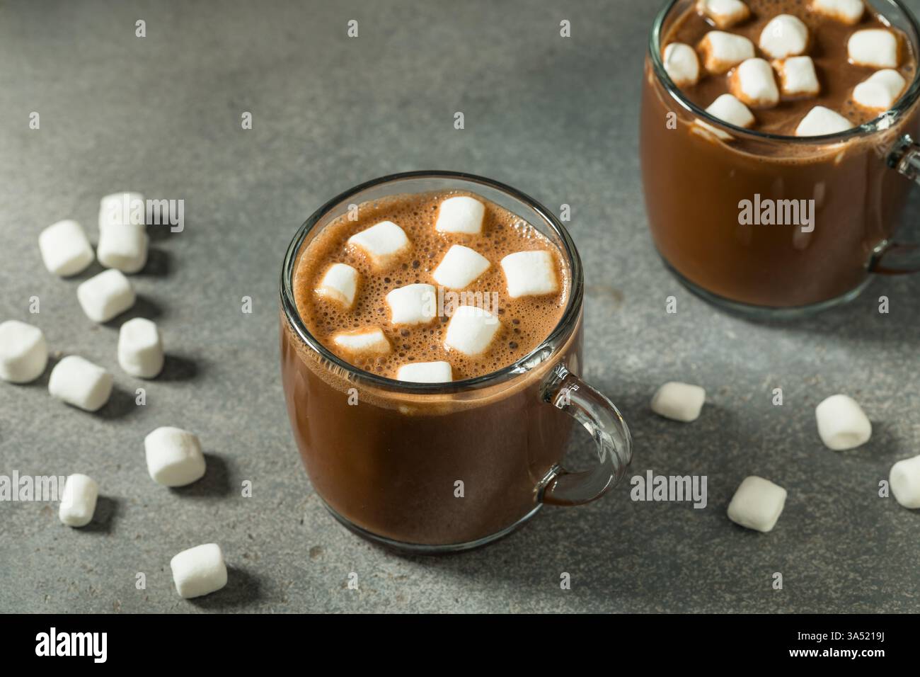Chocolat chaud doux fait maison avec guimauves dans une tasse Banque D'Images
