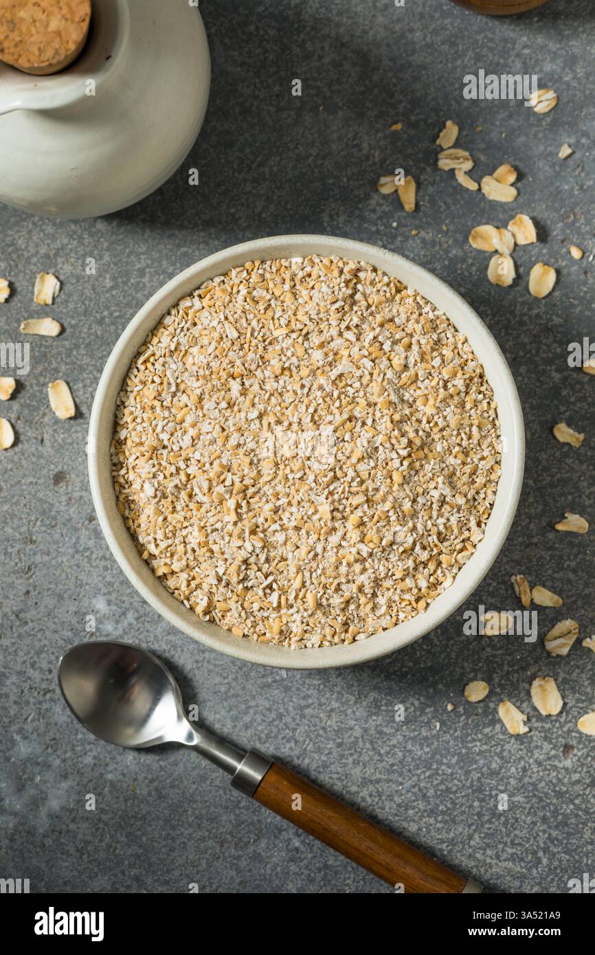 Avoine bio Dry Quick Steel Cut dans un bol pour flocons d'avoine Banque D'Images