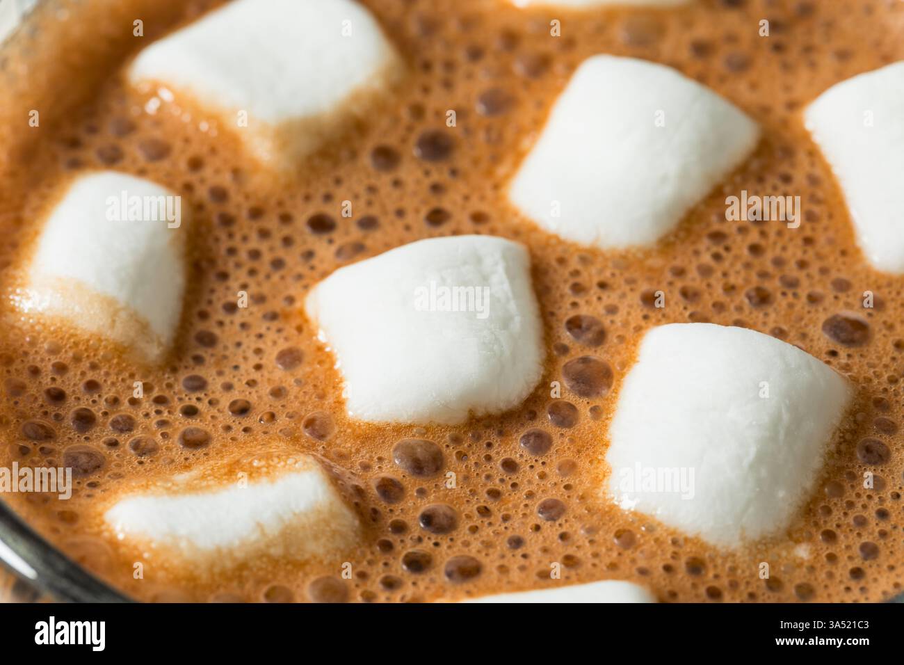 Chocolat chaud doux fait maison avec guimauves dans une tasse Banque D'Images