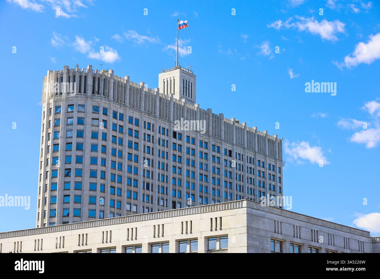 Bâtiment du gouvernement avec drapeau russe à Moscou, autorités de la Russie Banque D'Images