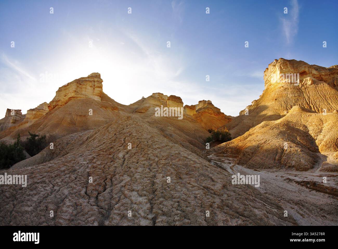 Montagnes anciennes dans le désert d'Israël sur un coucher de soleil Banque D'Images