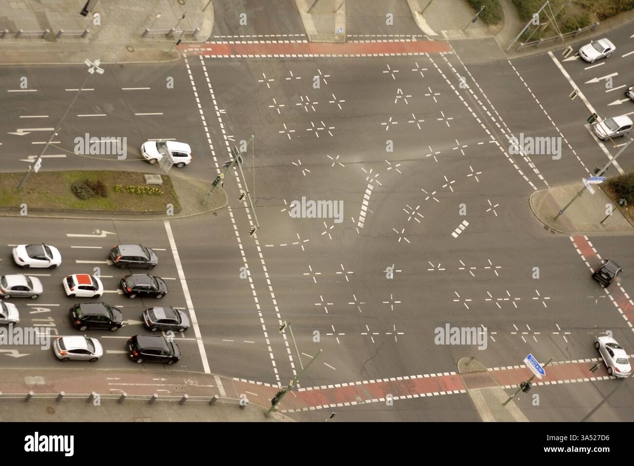 Vue de dessus et vue aérienne d'une route à plusieurs voies avec circulation routière Banque D'Images