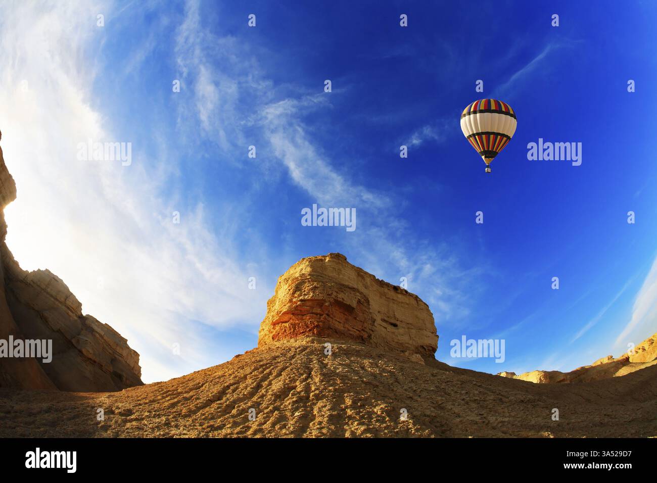 Énorme ballon au-dessus des montagnes anciennes de la mer morte. Un coucher de soleil Banque D'Images
