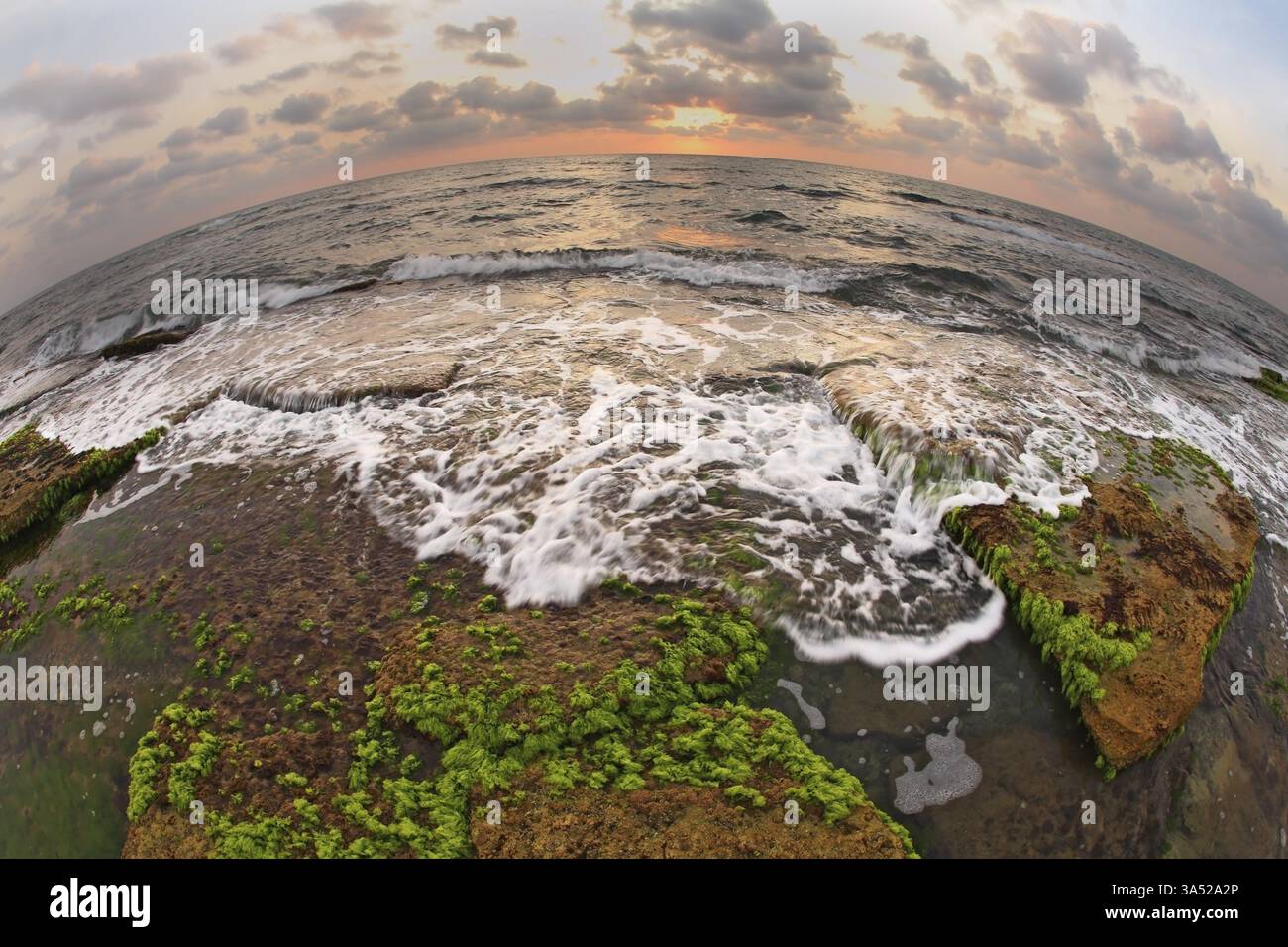 La mer Méditerranée à marée basse, objectif photographié Fisheye. Coucher de soleil Banque D'Images
