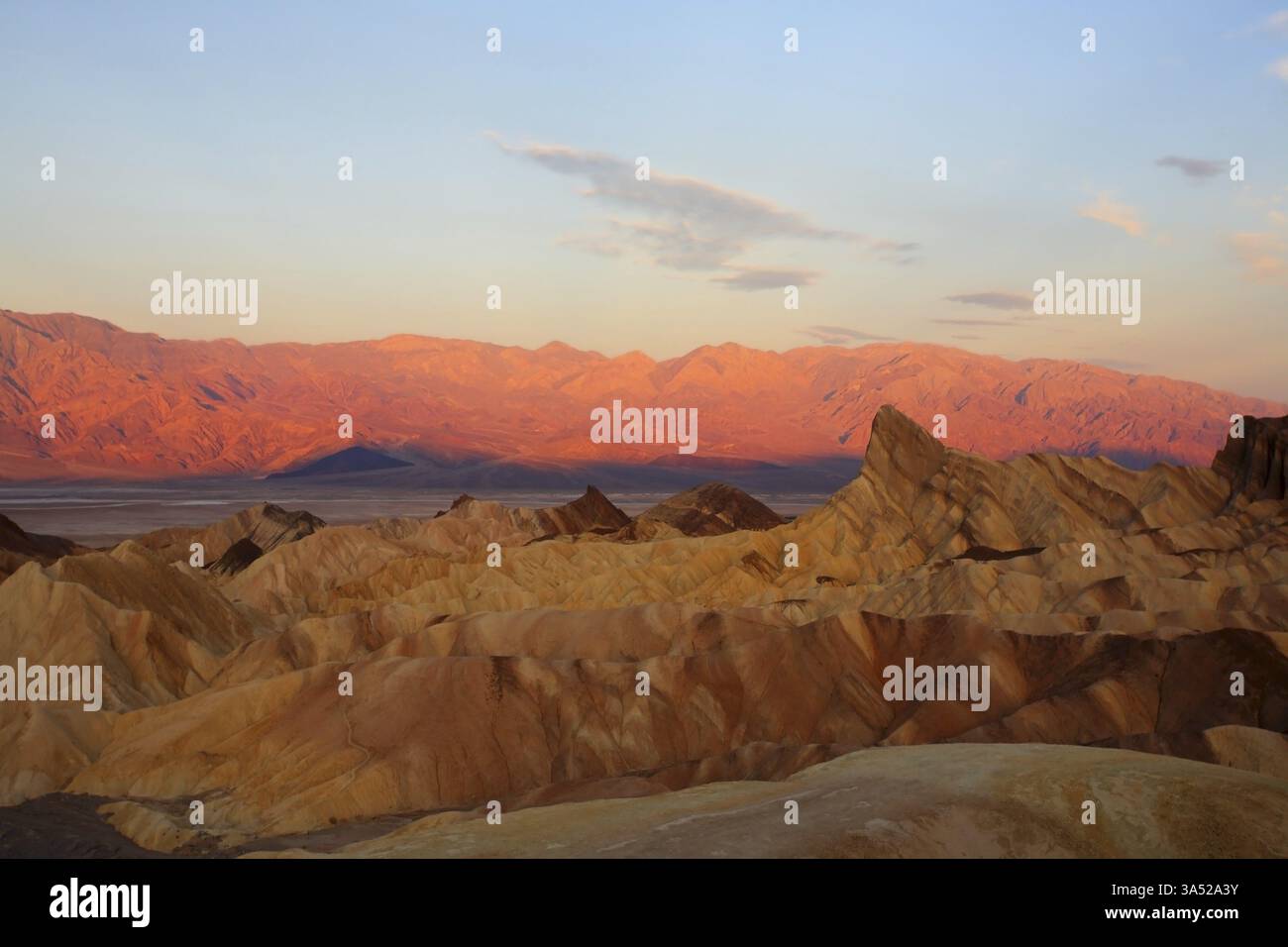 Plis montagne précise une Zabrisky bien connu dans la vallée de la mort aux Etats-Unis. Un coucher de soleil Banque D'Images