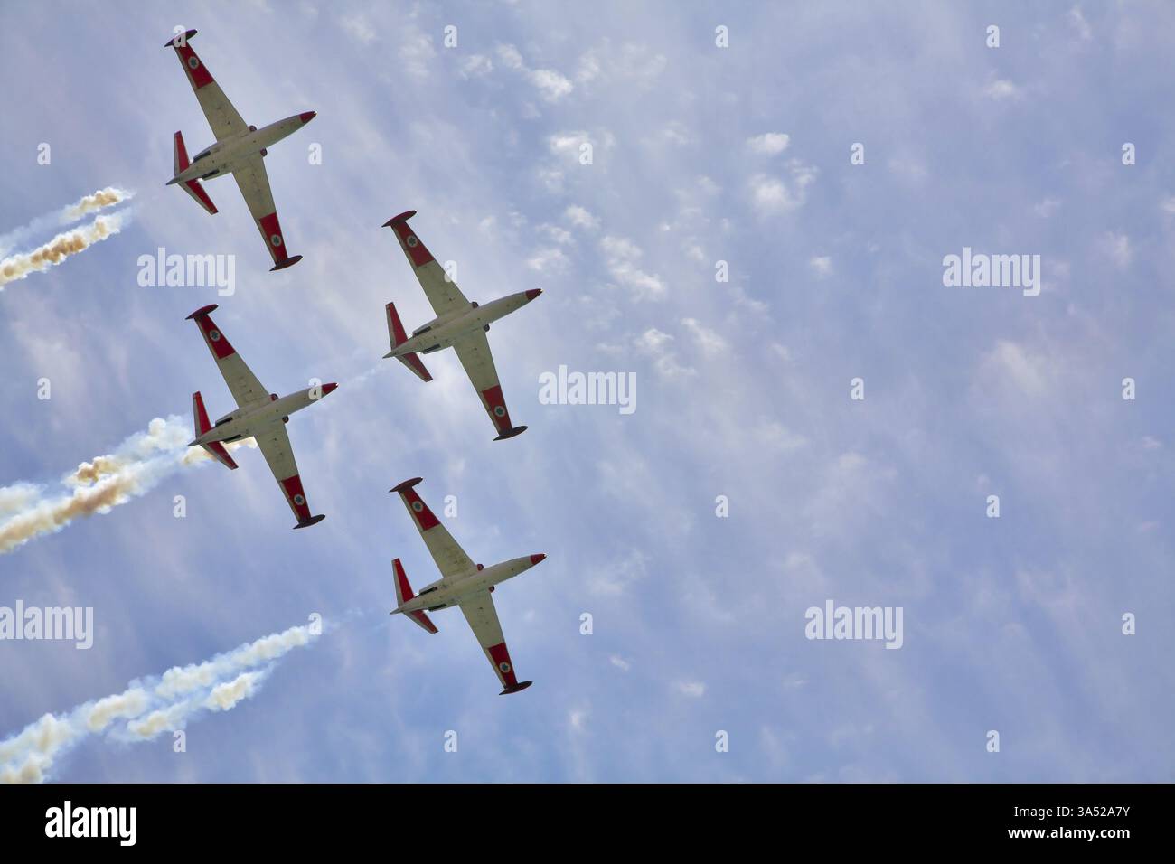 Vol synchrone de quatre avions mousseux sur la parade festive Banque D'Images Vol synchrone de quatre avions mousseux sur la parade festive Banque D'Images