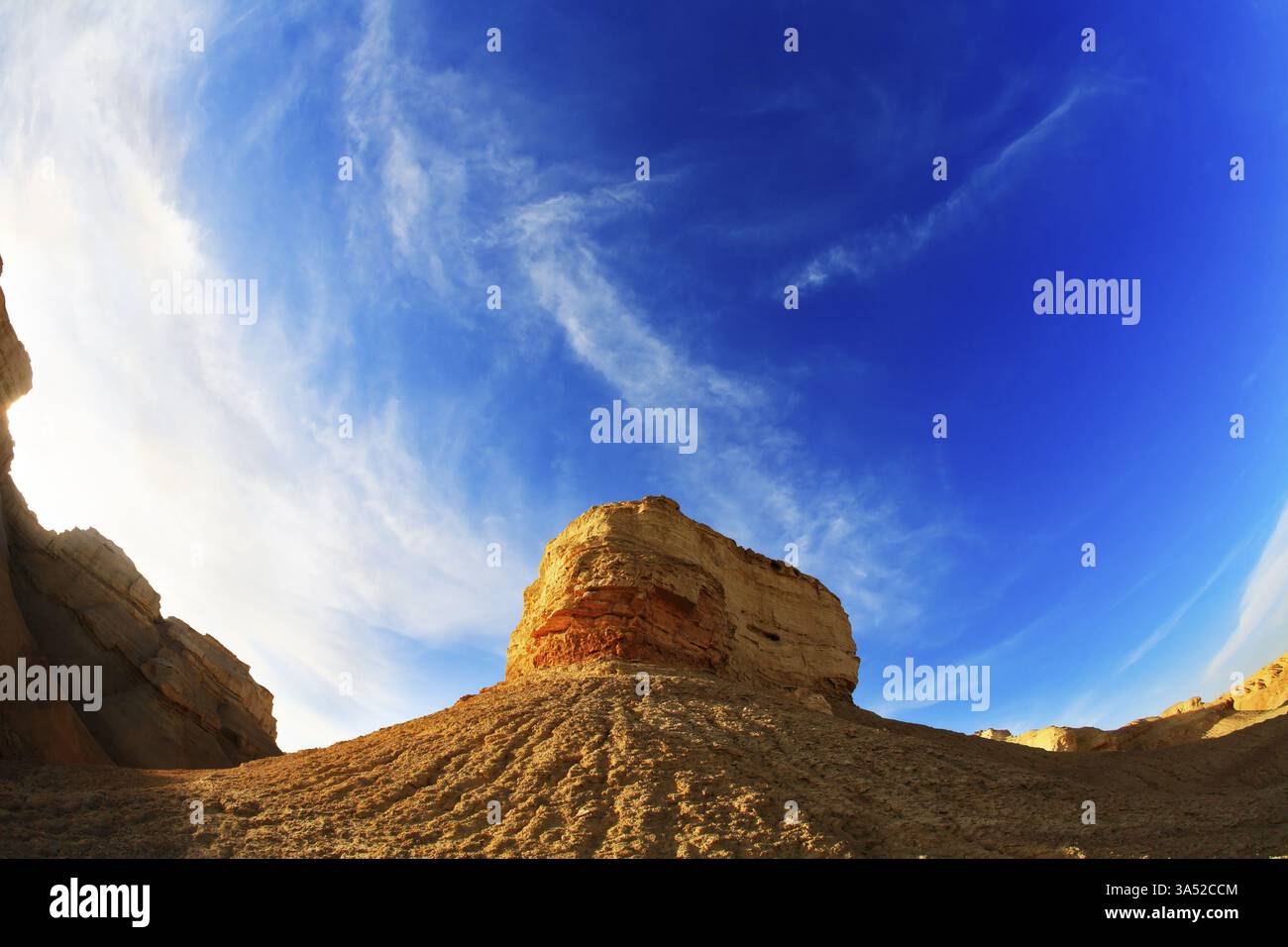 Montagnes anciennes dans le désert d'Israël sur un coucher de soleil, photographié par un objectif le Fish Eye Banque D'Images