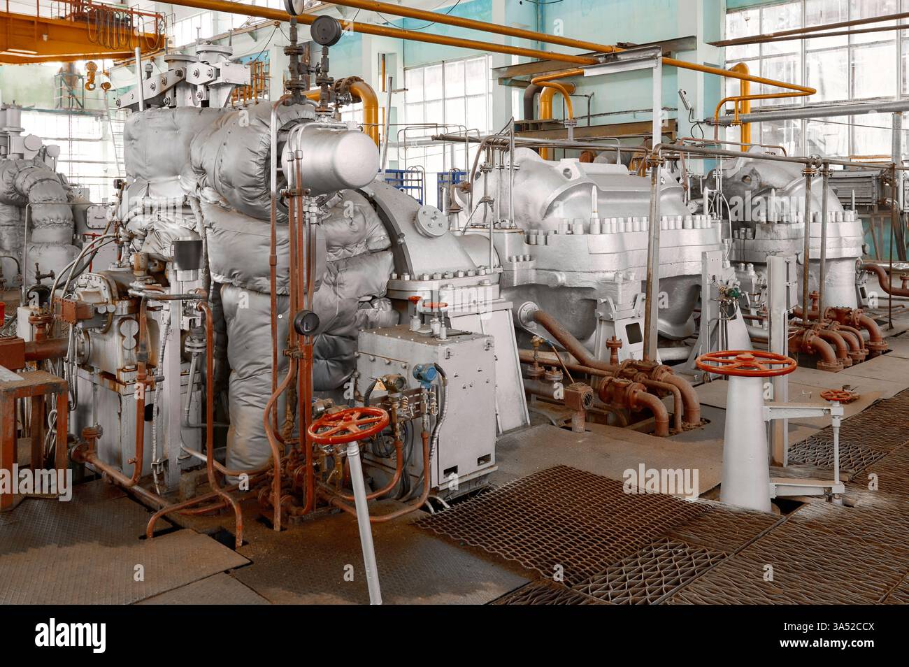 Pompe industrielle puissante fonctionnant dans une usine chimique, illustrant des machines et des processus robustes dans un environnement de production actif Banque D'Images