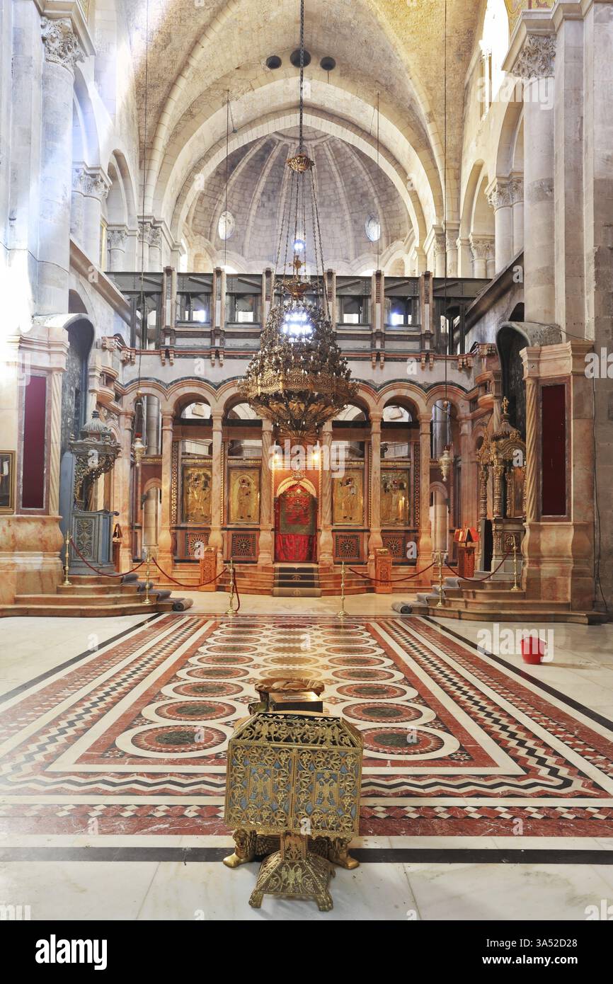 Immense hall joliment décoré en face de l'Edicule. Au centre est un vase en pierre - le nombril de la terre et l'urne pour. Église du Banque D'Images