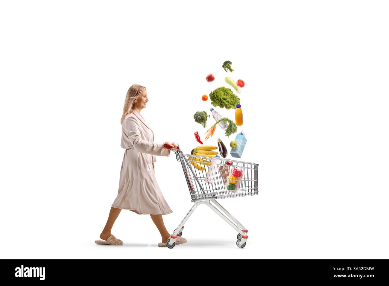 Femme dans un peignoir et des dormeurs poussant un chariot avec un assortiment de nourriture tombant isolé sur fond blanc Banque D'Images