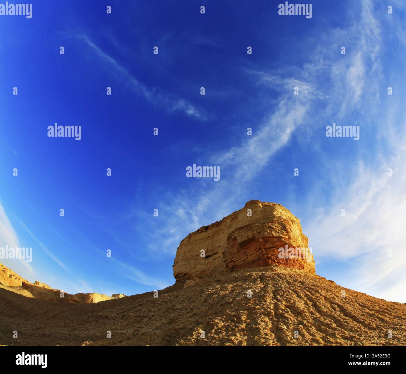 Montagnes anciennes dans le désert d'Israël sur un coucher de soleil, photographié par un objectif le Fish Eye Banque D'Images