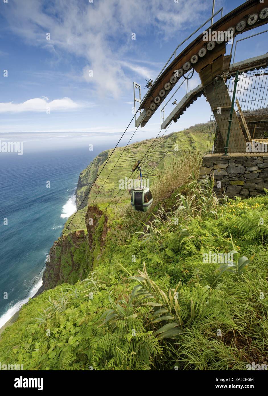 Téléphérique le plus raide à Achadas da Cruz, Teleferico das Achadas da Cruz, Achadas da Cruz, attraction touristique, municipalité de Porto Moniz, Madère, Por Banque D'Images
