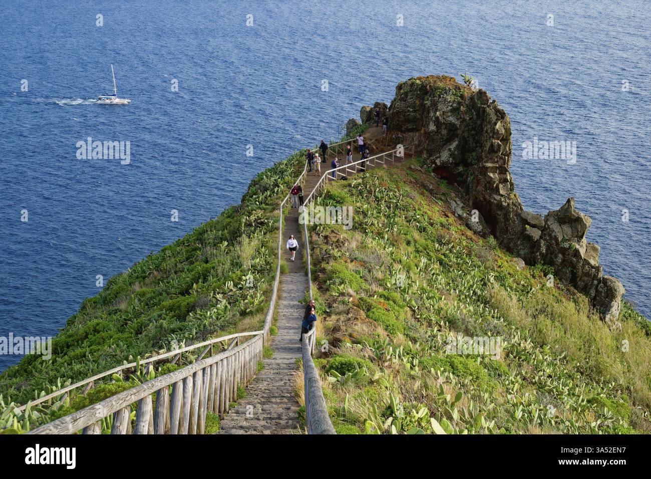 Ponta do Garajau belvédère à la statue du Christ, statue de Cristo Rei, falaises, attraction touristique, Garajau, municipalité de Santa Cruz, Madère, Portu Banque D'Images