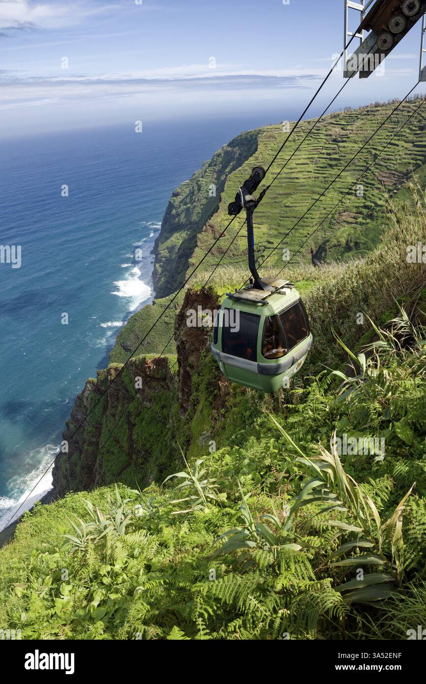 Téléphérique le plus raide à Achadas da Cruz, Teleferico das Achadas da Cruz, Achadas da Cruz, attraction touristique, municipalité de Porto Moniz, Madère, Por Banque D'Images