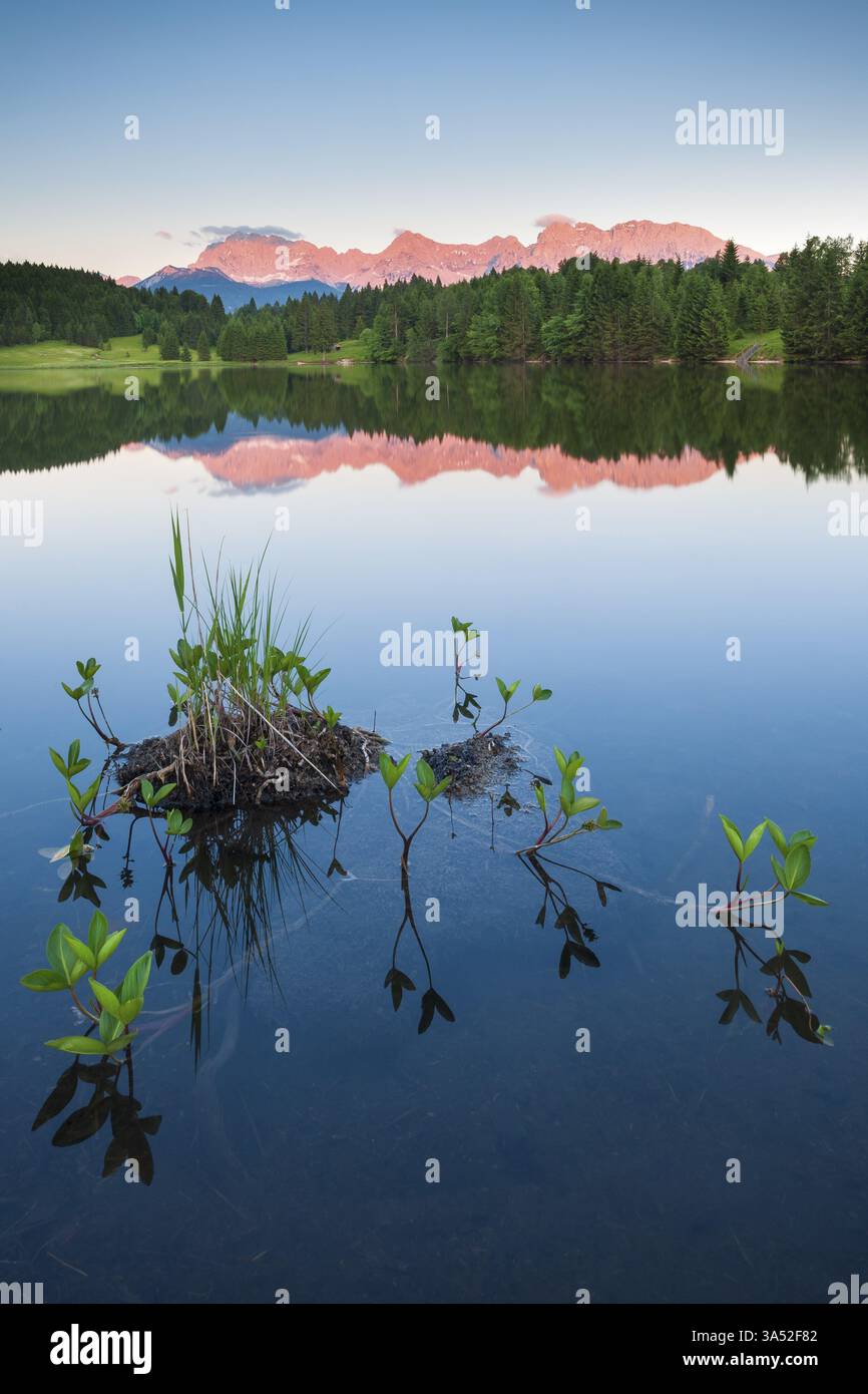 Alpenglow à Geroldsee, les montagnes Karwendel dans la dernière lumière du soir, reflet dans l'eau, Wagenbruechsee, Kruen près de Mittenwald, Werdenfelse Banque D'Images