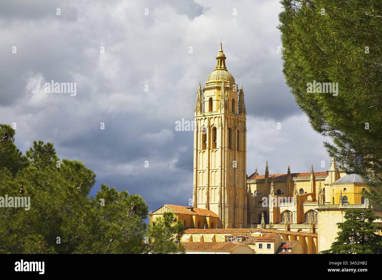 Tour d'une cathédrale de Ségovie sur fond de ciel nuageux la Banque D'Images