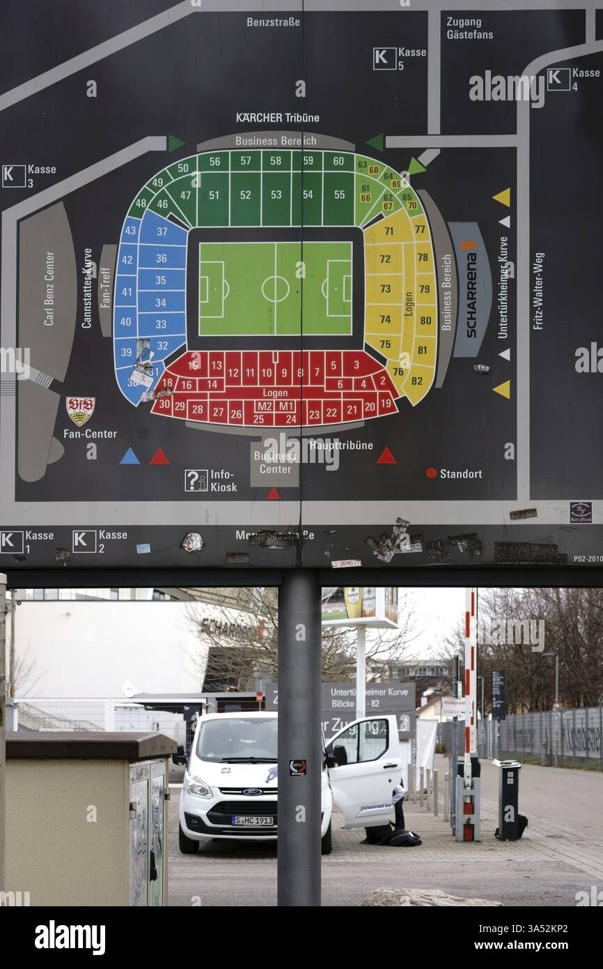 Stuttgart, Allemagne - 03 février 2018 : le plan du stade de la Mercedes-Benz Arena avec des béquilles et des niveaux sur un panneau à l'extérieur du stade sur 03 F. Banque D'Images