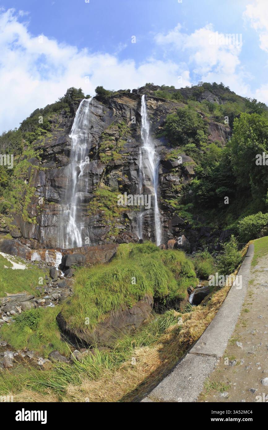 Twin Falls dans les montagnes du nord de l'Italie. Objectif fisheye photo Banque D'Images