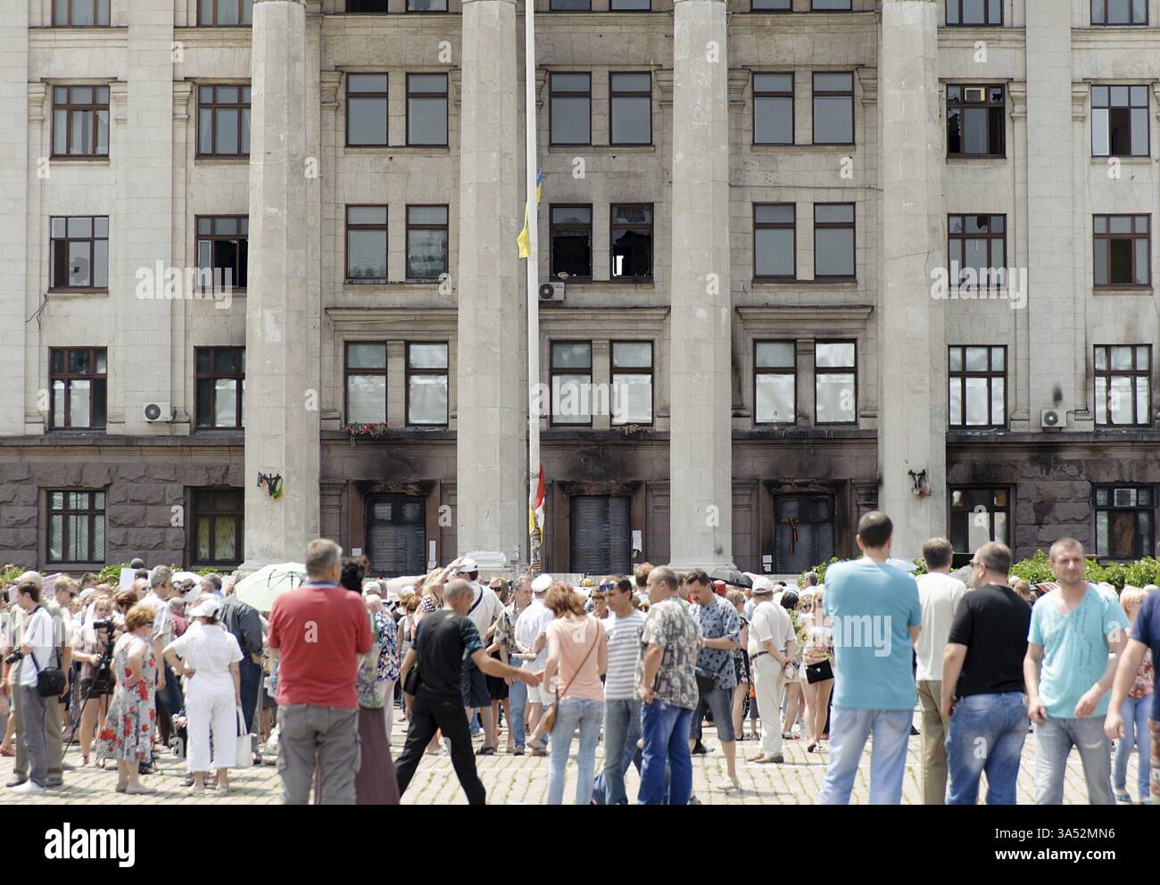 ODESSA, UKRAINE - 8 JUIN 2014 : Service commémoratif près de la Maison des syndicats incendiée à Odessa. Cérémonie consacrée aux personnes décédées dans les affrontements le 2 Banque D'Images