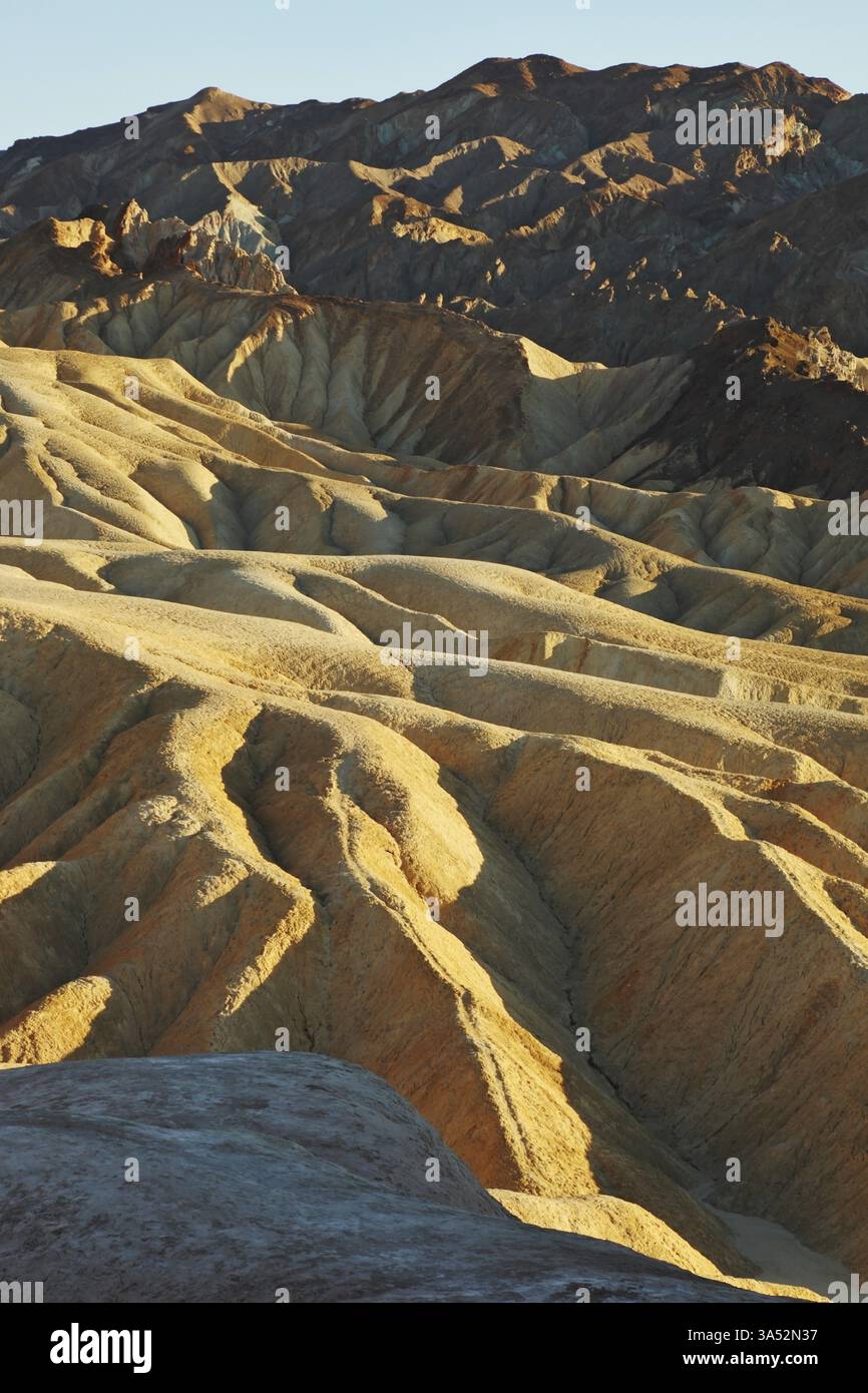 Les vagues douces pittoresque de grès multicolores. La vallée de la mort, Zabriski - un point sur le coucher du soleil Banque D'Images