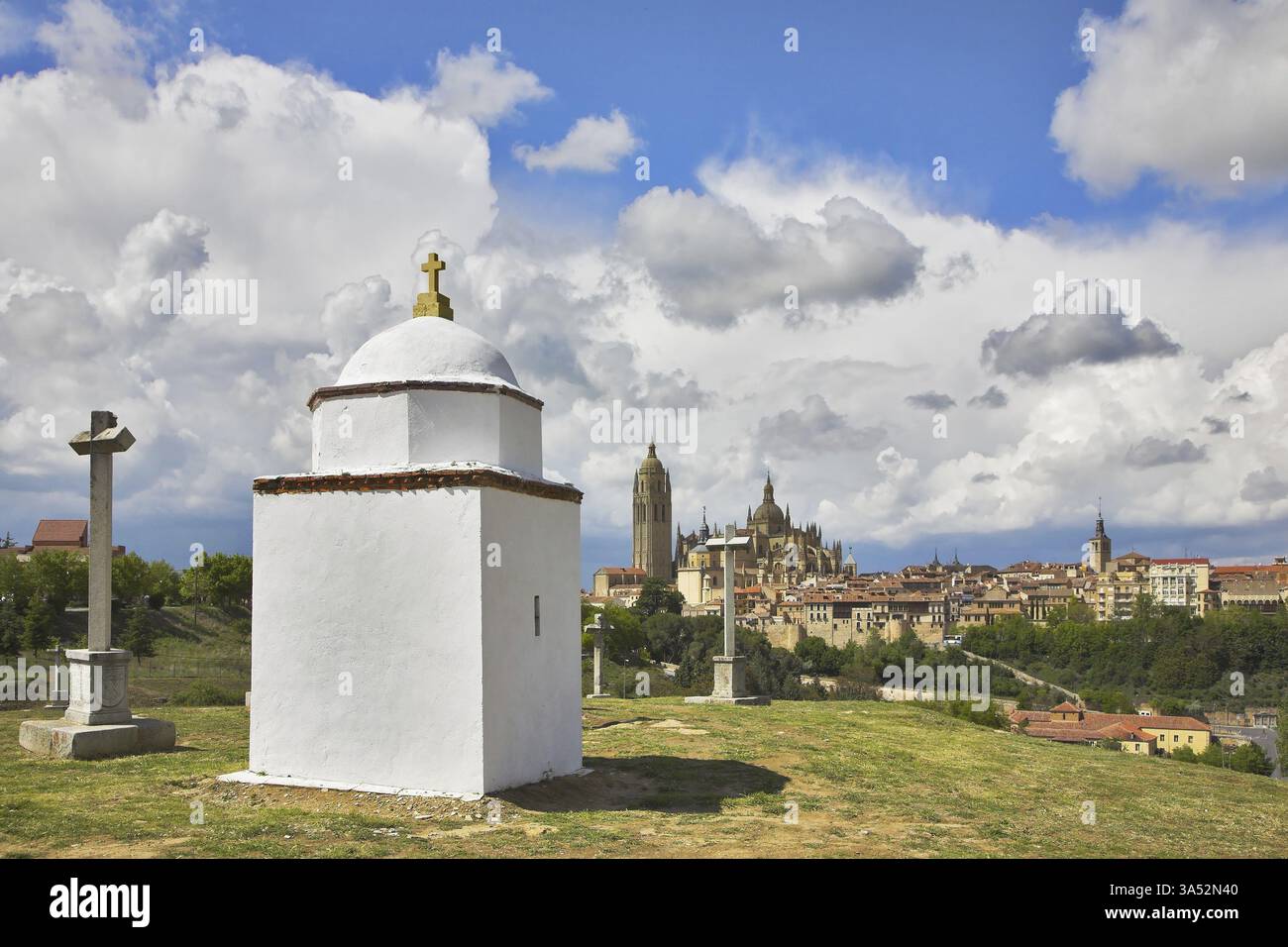 Glade avec une chapelle et des croix mémorables sur un fond d'une cathédrale gothique à Ségovie Banque D'Images