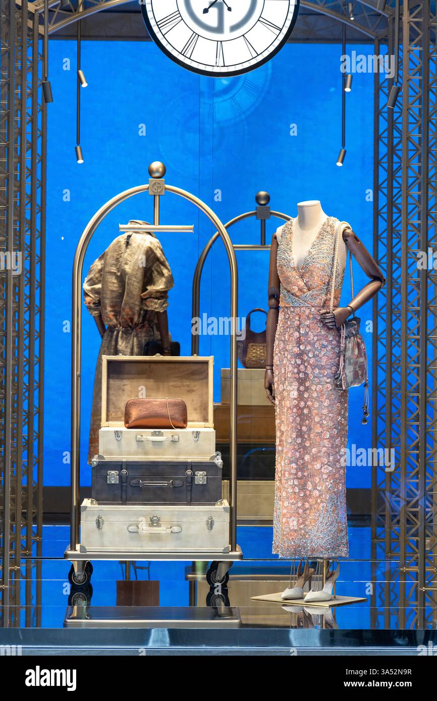 Vitrine du magasin Giogrio Armani sur la via Sant'Andrea, Milan, Italie Banque D'Images