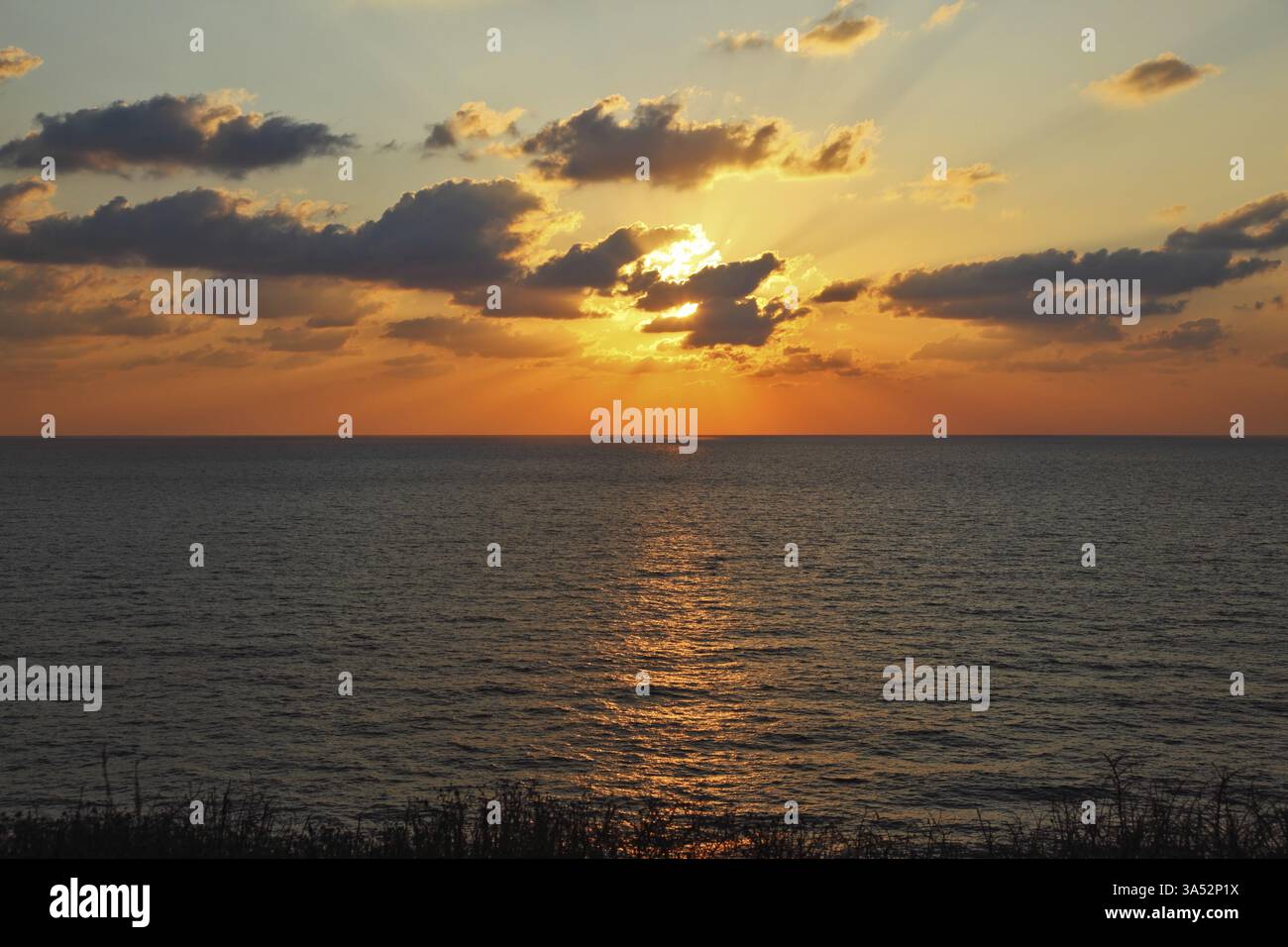 Coucher de soleil scintillant en été au-dessus de la mer Méditerranée Banque D'Images