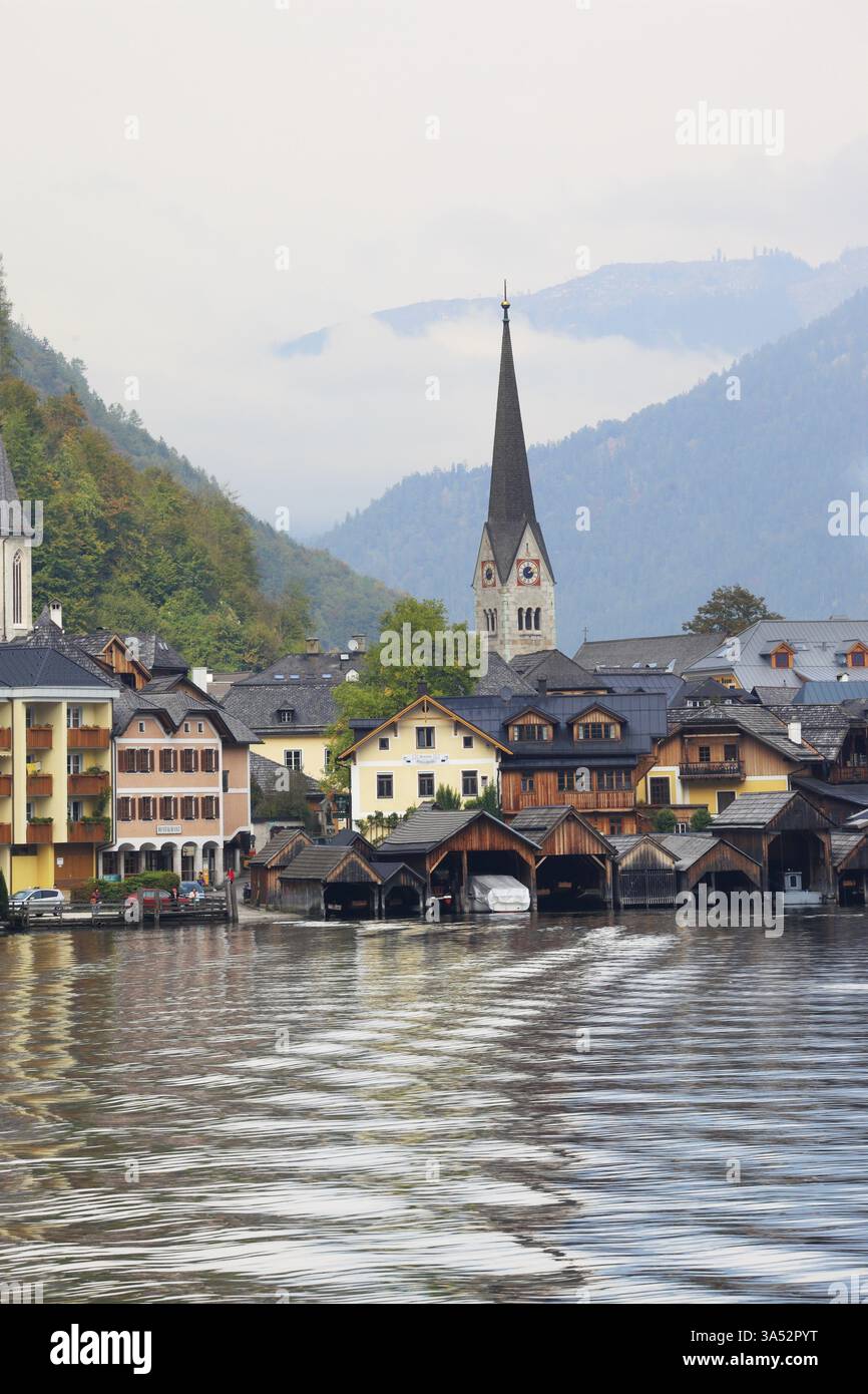 Hallstatt - la plus belle petite ville d'Autriche au coucher du soleil. La photo a été prise à bord d'un bateau de plaisance Banque D'Images