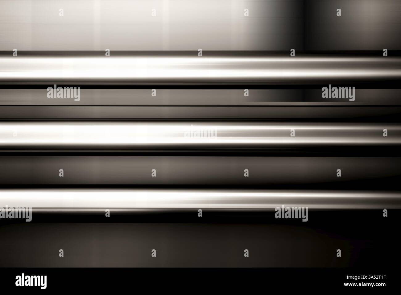 Trois tubes abstraits en acier inoxydable montés en parallèle sur un mur flou Banque D'Images