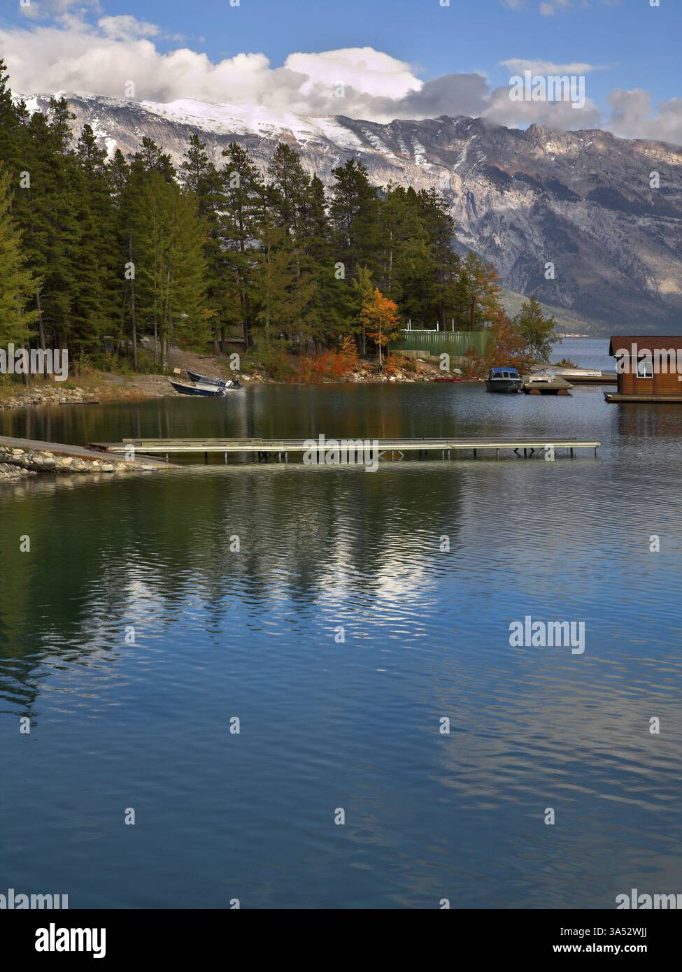 Bateaux et yachts sur un lac du nord de l'amarrage dans le début de l'automne Banque D'Images